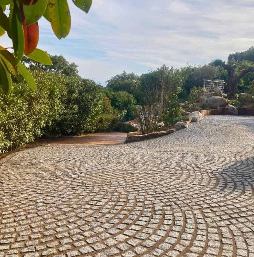 Installation de pavage par les équipes de Sud Paysages partout en Corse